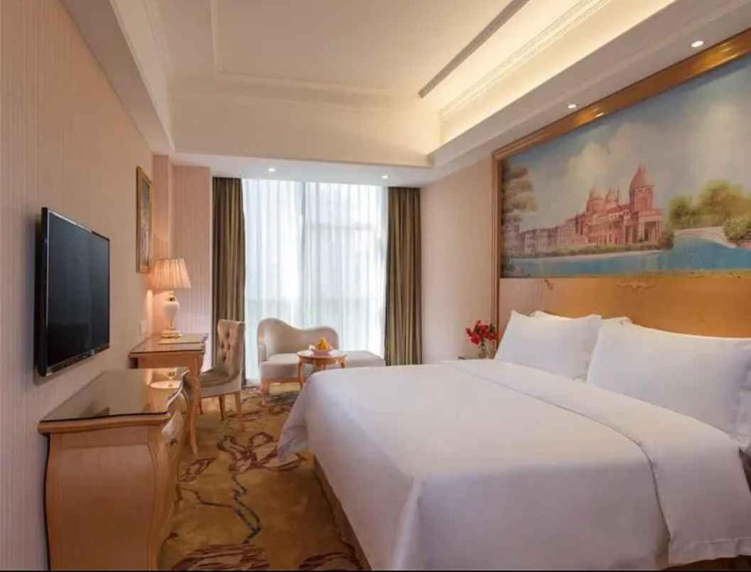 Vienna Hotel Shenzhen Baoneng City Plaza Esterno foto