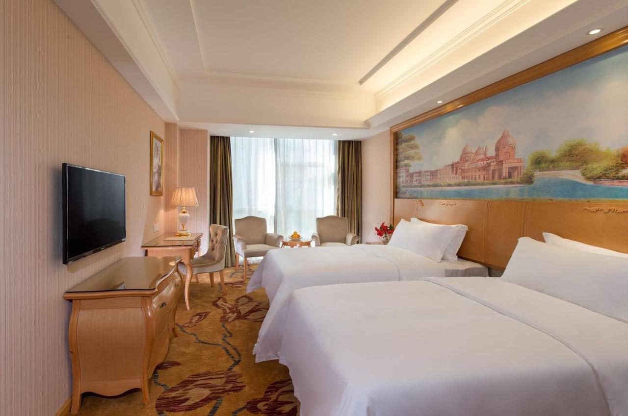 Vienna Hotel Shenzhen Baoneng City Plaza Esterno foto